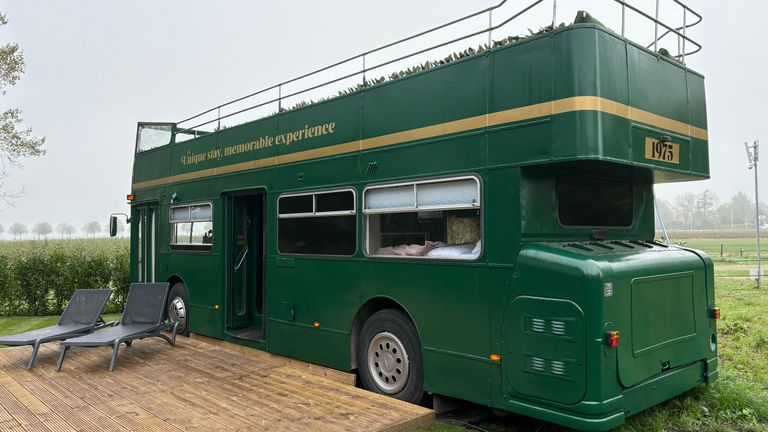 De bus staat aan de rand van de camperplaats (foto: Erik Peteers)