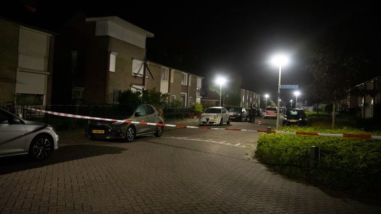 Na de explosie werd de Van der Nootlaan in Roosendaal afgezet (foto: Christian Traets/SQ Vision).