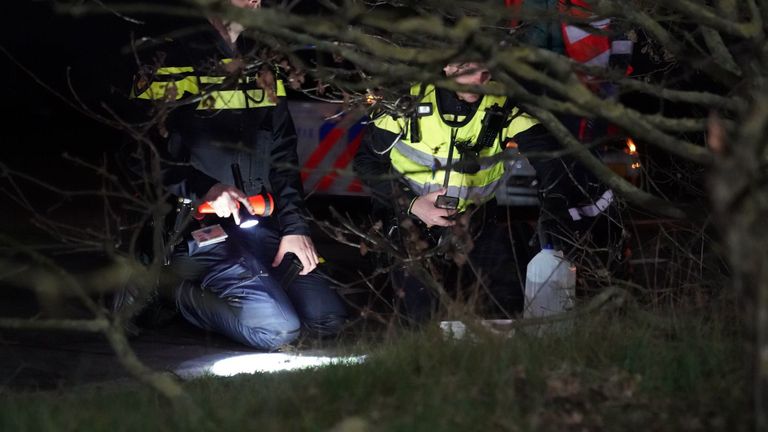 Op een ventweg ontdekten agenten een jerrycan met vermoedelijk drugs (foto: WdG/SQ Vision).