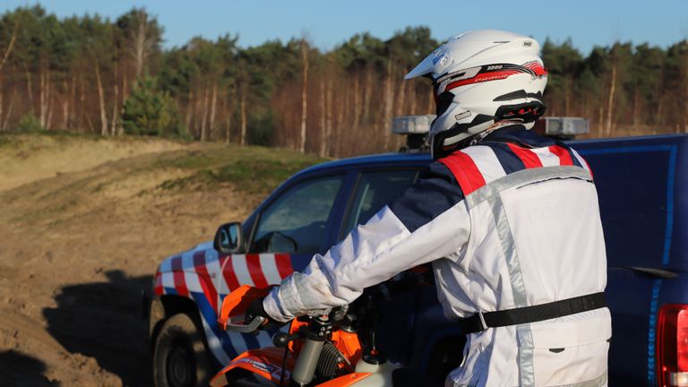 De Koninklijke Marechaussee rijdt zelf ook op crossmotoren (foto: Collin Beijk).