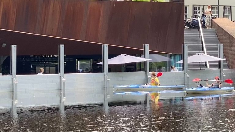 Hoogwater bij terras Bolwerk in Den Bosch (foto: Jan Peels)