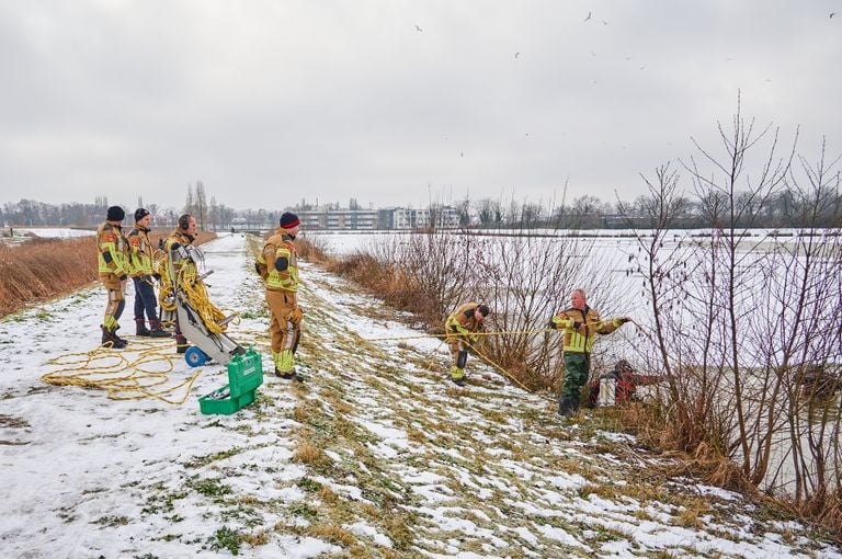 Op een deel van het water langs het Oeverzwaluwpad in Teteringen  ligt ijs (foto: Tom van der Put/SQ Vision).