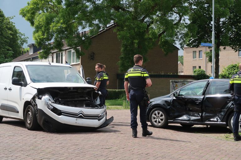 De auto's botsten op de kruising van de Oranjeboomstraat met de Langendijk in Breda (foto: Perry Roovers/SQ Vision).