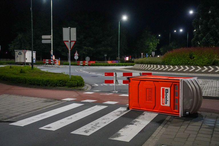 Een Dixi-wc versperde zondagnacht deze rotonde in Geldrop (foto: Dave Hendriks/SQ Vision).