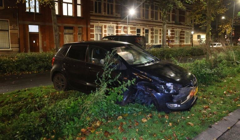 De auto eindigde op een groenstrook naast de Koningsweg in Den Bosch (foto: Bart Meesters).