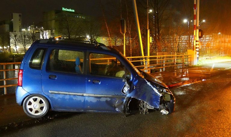 De auto raakte bij de crash op de Zandzuigerstraat in Den Bosch zwaar beschadigd (foto: Bart Meesters).