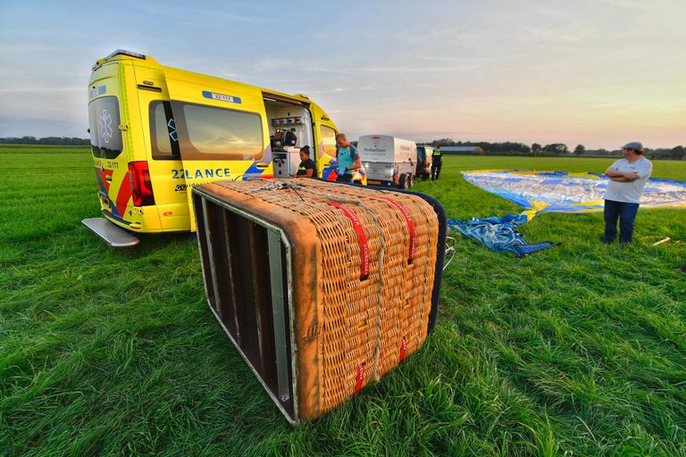 De luchtballon op zijn kant (foto: Rico Vogels/SQ Vision).