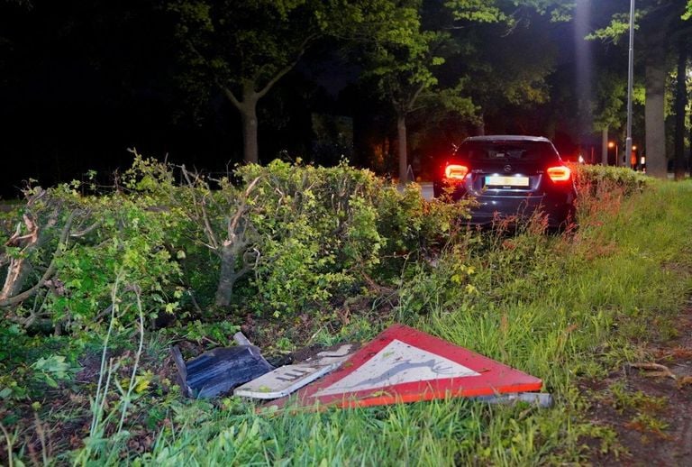 De automobilist reed een verkeersbord omver dat waarschuwt voor overstekende dieren (foto: Bart Meesters).