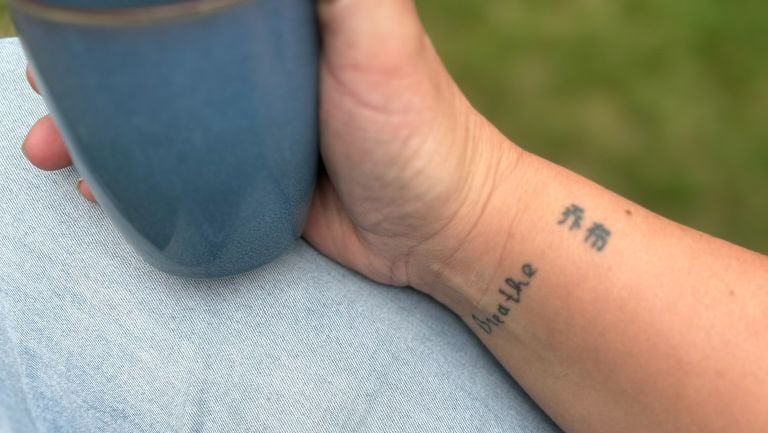 De Breathe-tattoo ter ere van Lizettes moeder (privéfoto). 