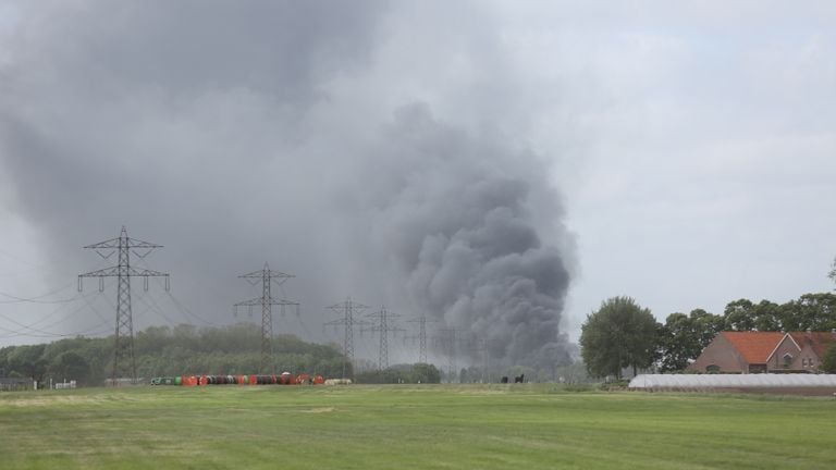 Bij de brand komt veel rook vrij (foto: Christian Traets/SQ Vision).