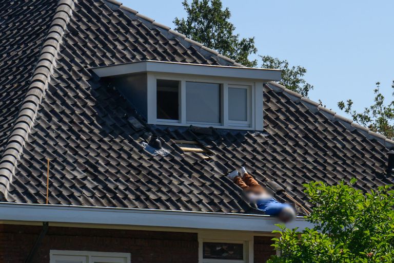 Wat de man op het dak deed, is niet naar buiten gebracht (foto: Tom van der Put/SQ Vision).