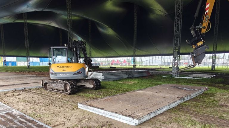 Festivalterrein wordt belegd met houten platen (foto: Festival Intents).