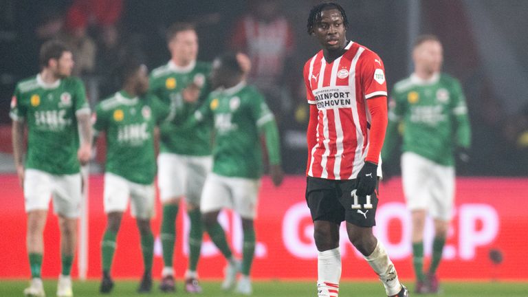 PSV-aanvaller Johan Bakayoko met op de achtergrond feestende Excelsior-spelers. (Foto: Joris Verwijst/Orange Pictures)