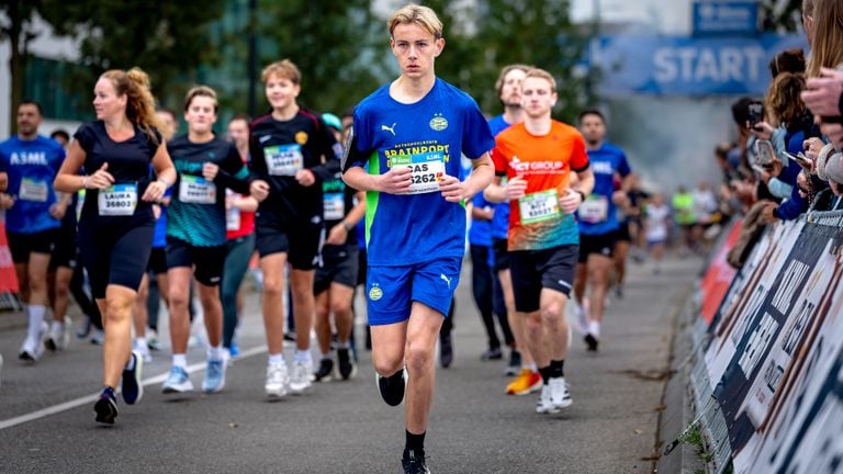 Deelnemers aan de kwart marathon in Eindhoven (foto: Marcel van Dorst, Eye4images).