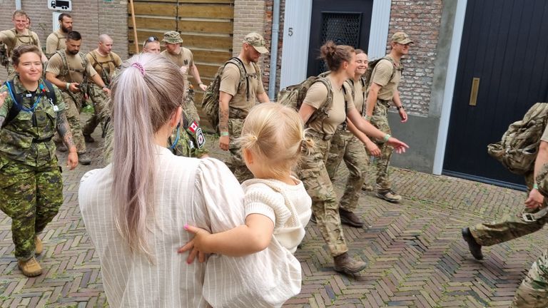 Ilvy en dochter in het centrum van Grave. (Foto: Leon Voskamp)