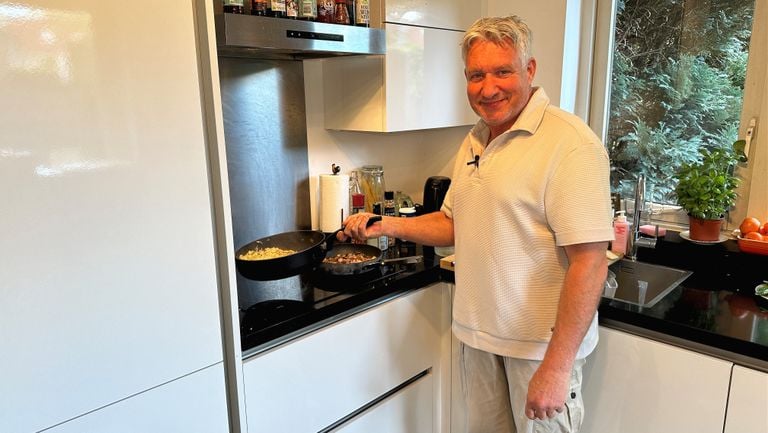 Michiel Verbakel aan het werk in zijn keuken thuis (foto: Rogier van Son).
