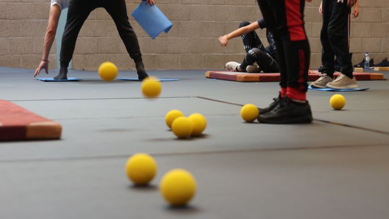 Gedetineerde vaders en hun kinderen spelen spelletjes tijdens het herfstkamp (Maud van der Linden/ Stichting Exodus Nederland).