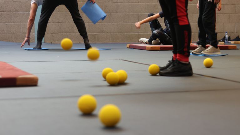 Gedetineerde vaders en hun kinderen spelen spelletjes tijdens het herfstkamp (Maud van der Linden/ Stichting Exodus Nederland).