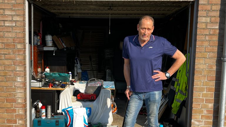 Marcel bij een van zijn twee garageboxen (foto: Rogier van Son).