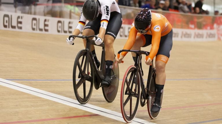 Shanne Braspennincx verslaat de Duitse Lea Sophie Friedrich in de sprintfinale op het EK van 2021 (foto: ANP).