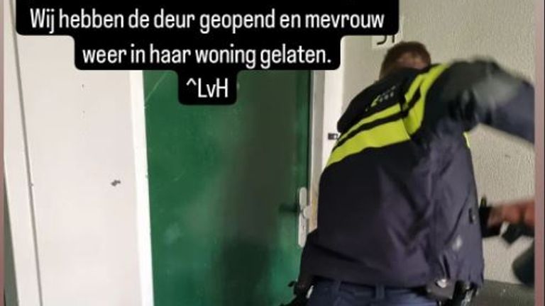 De politie ging het huis binnen en bevrijdde de vrouw van haar balkon (foto: Instagram wijkagenten Breda-Oost).