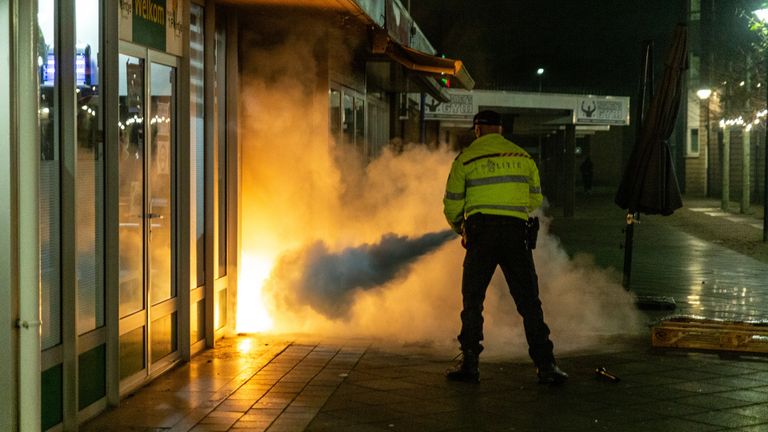 De brandweer bluste de wand in Oosterhout (foto: SQ Vision). 