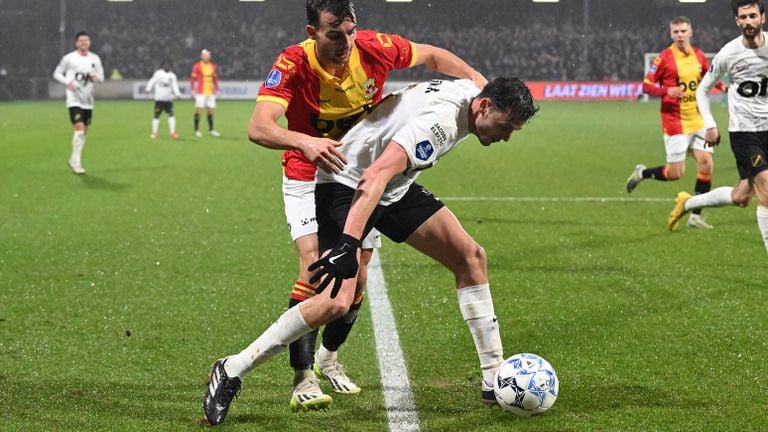 Manel Royo in duel met Evert Linthorst van Go Ahead Eagles (foto: ANP / Gerrit van Keulen).