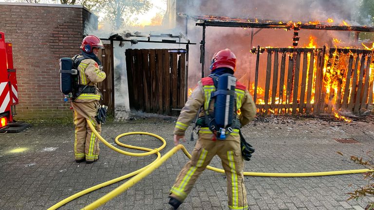 Van de schuur naast het huis aan het Peelhof in Helmond bleef niets over (foto: Harrie Grijseels/SQ Vision).