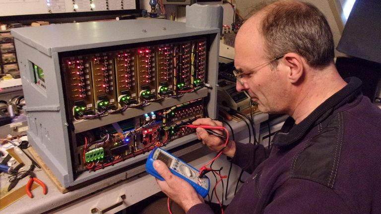 Het mini-Spookslot heeft een enorme hoeveelheid elektronica. (Foto: John Steijger)