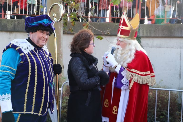 Burgemeester Marian Witte heet Sinterklaas welkom in haar gemeente, tijdens de intocht van 2023 | Foto: Sint Nicolaas Comité Geertruidenberg en Raamsdonksveer