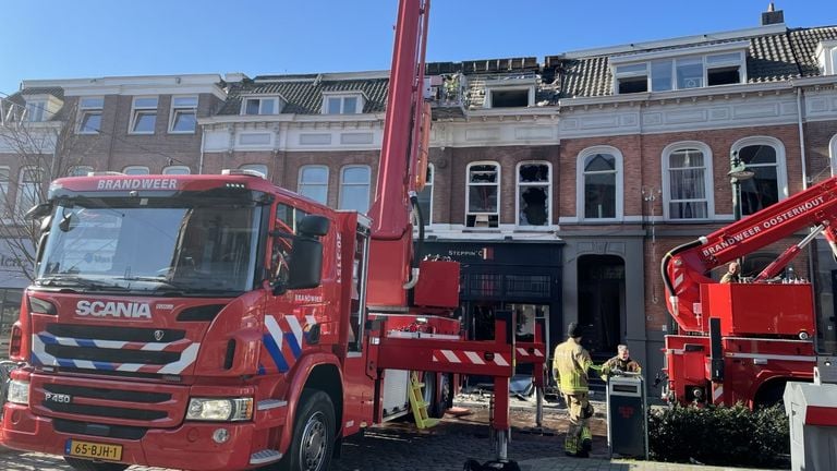 Onderzoek moet uitwijzen hoe de brand aan de Wilhelminastraat in Breda kon ontstaan (foto: René van Hoof).