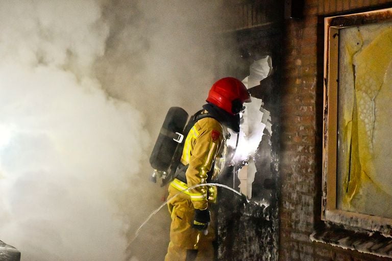 De aanbouw van het hoekhuis in Waalre raakte zwaar beschadigd (foto: Rico Vogels/SQ Vision).