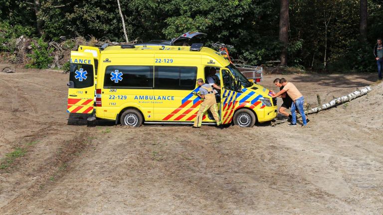 De ambulance kwam vast te zitten in het mulle zand in Bakel (foto: Harrie Grijseels/SQ Vision).