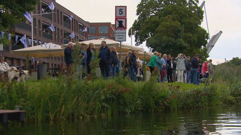 Veel toeschouwers aan de Piushaven bij het 100-jarig bestaan.