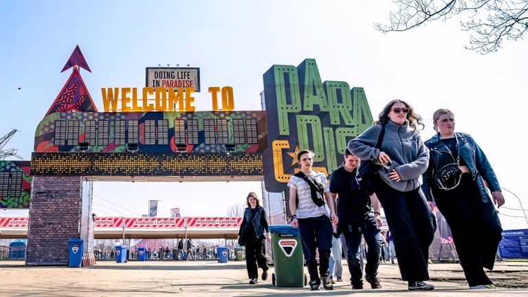 De eerste festivalgangers lopen naar het terrein (foto: Foto: Eye4images). Eye4images)