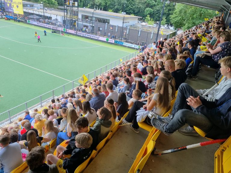 Volle bak bij de hockeyfinale. (Foto: Leon Voskamp)