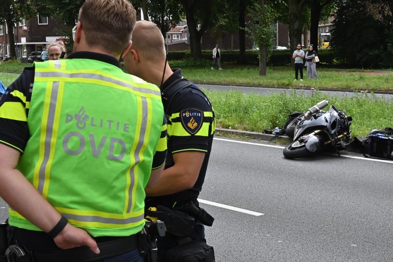 De politie onderzoekt of er sprake is van een race tussen de motorrijder en een auto (foto: Perry Roovers/SQ Vision).