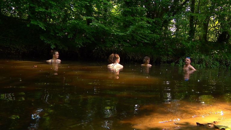 Een paar minuten in koud water geeft al effect. 