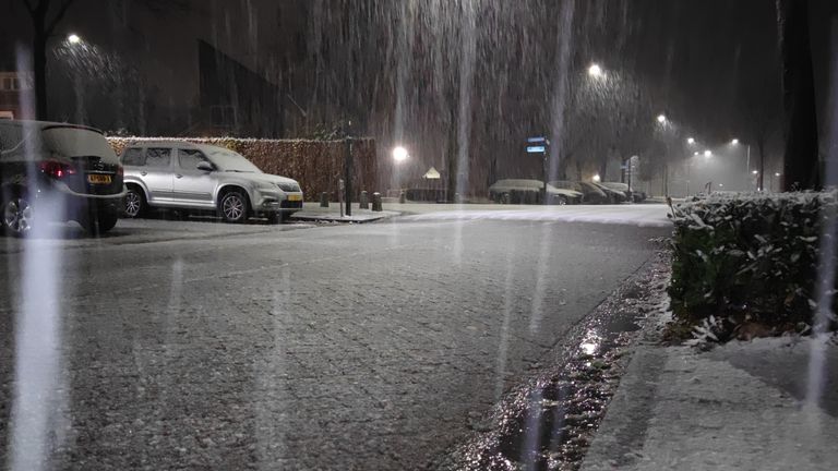 Een besneeuwde straat in Bladel (foto: Mathijs Rossiau).