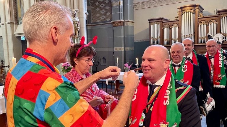 Alle leden van de Raad van Elf krijgen een speciale onderscheiding (foto: Omroep Brabant).