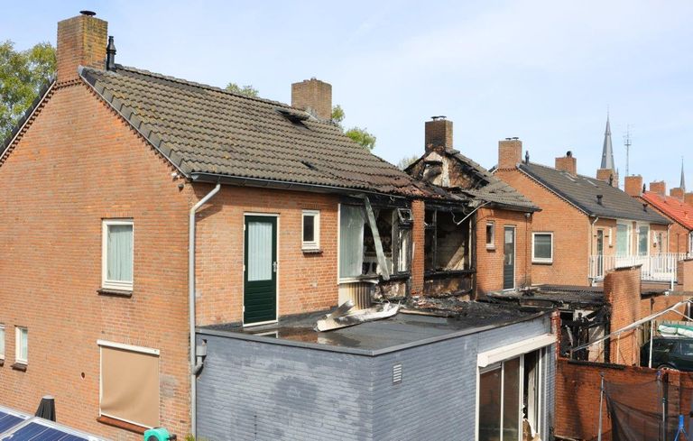 Het vuur was aan de achterzijde van het huis begonnen (foto: Bart Meesters/SQ Vision Mediaprodukties).