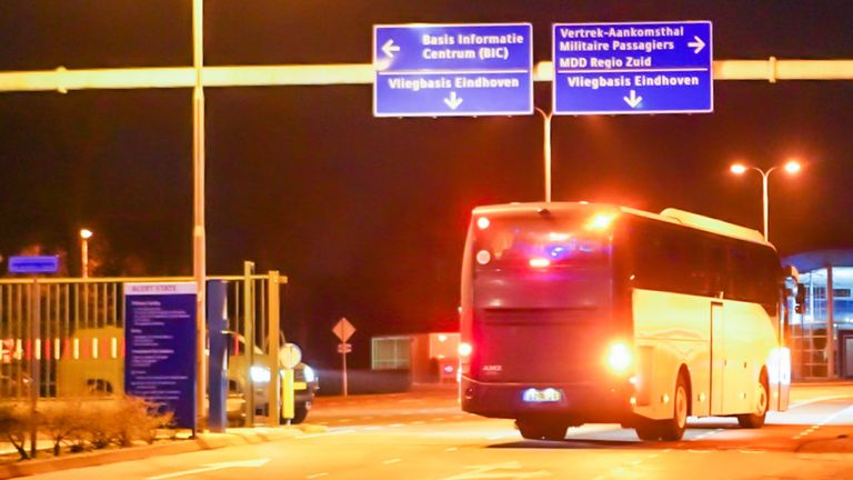 De bus met Nederlandse passagiers uit Wuhan bij vliegbasis Eindhoven (foto: Dave Hendriks / SQ Vision)