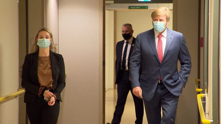 Koning Willem-Alexander bezoekt cohortafdeling van Amphia Ziekenhuis in Breda. 