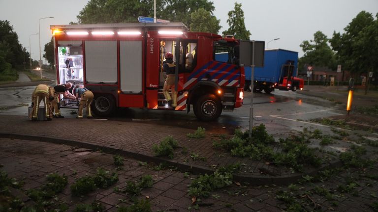 De brandweer rukte uit naar de Kempenweg in Oirschot om afgebroken takken van de weg te halen (foto: Sander van Gils/SQ Vision).