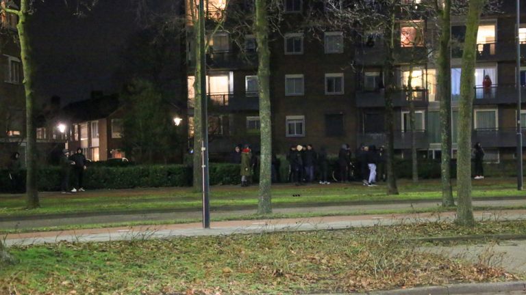 Demonstranten verzamelen zich rond sportpark de Braak (Foto: Harrie Grijseels / SQ Vision).