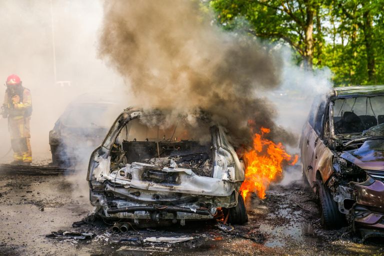 Van zes auto's in Heeze bleef niets over (foto: Dave Hendriks/SQ Vision).