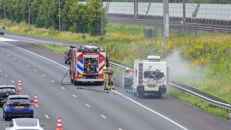 Camper in brand op de A16 (Foto: Tom van der Put/SQ Vision)