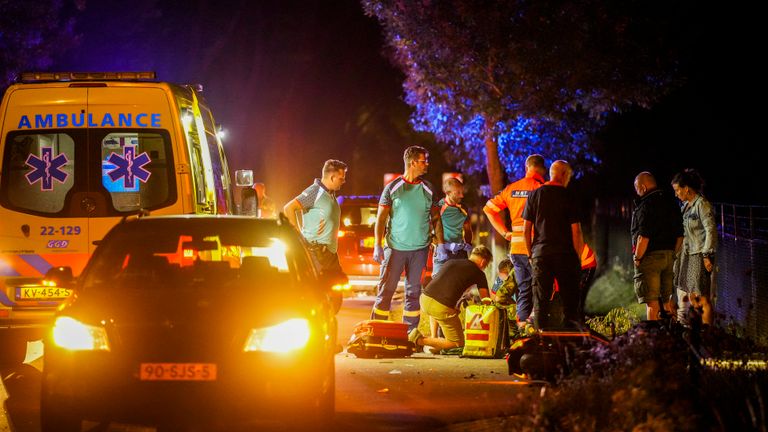 Diverse hulpverleners bekommerden zich om het slachtoffer na de aanrijding in Mariaheide (foto: SQ Vision).