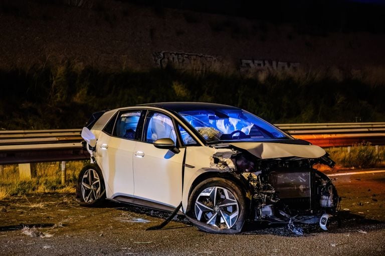 De auto's raakten bij de botsing op de A58 bij Tilburg zwaar beschadigd (foto: Jack Brekelmans/SQ Vision).