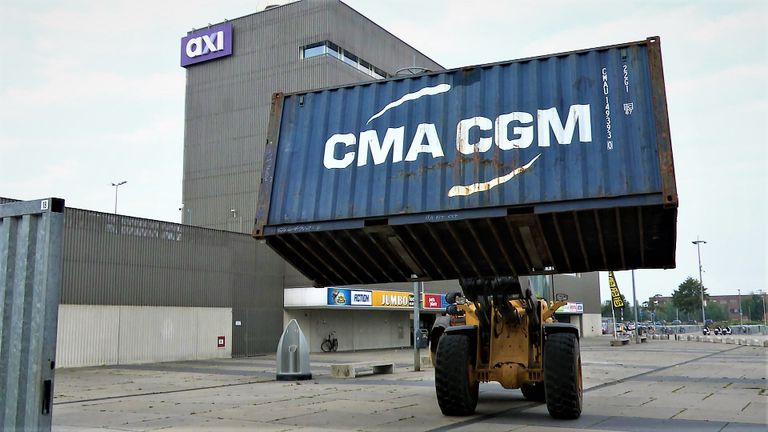 Een zeecontainer wordt geplaatst bij het NAC-stadion in Breda. (foto: Raoul Cartens)